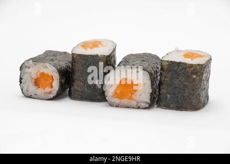 Sushi mit Lachs auf einsamem Hintergrund aus nächster Nähe, Essen im Restaurant Stockfoto