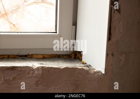 Reparatur der Neigung am Fenster, Pilze am Fenster, Fenster in der Wohnung Stockfoto