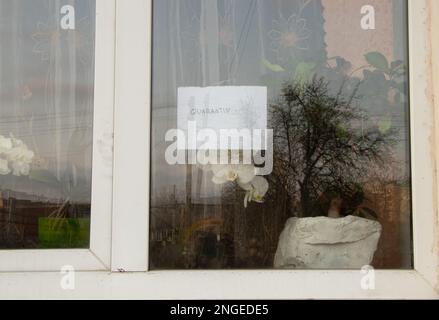 Quarantänewort in Englisch geschrieben von Hand hängend an einem Fenster eines Hauses in der Ukraine Stockfoto