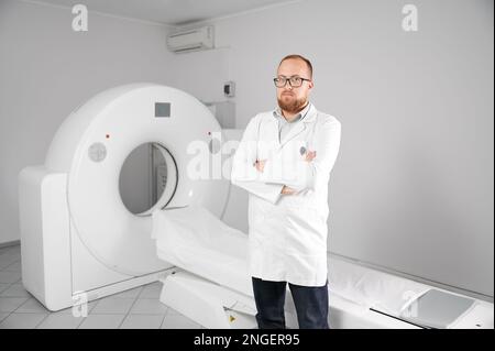 Porträt eines Arztes mit medizinischer Computertomographie oder MRT-Scanner. Konzept der Medizin, des Gesundheitswesens und der modernen Diagnostik. Stockfoto