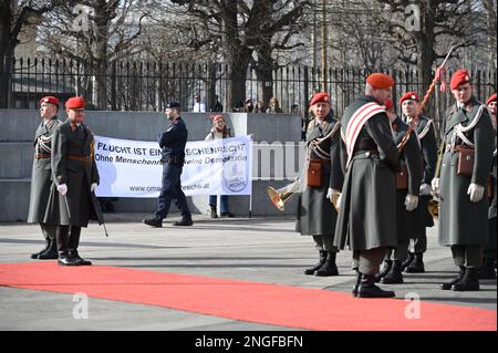 Wien, Österreich. 16. Februar 2023. Ankunft von Premierminister Pedro Sánchez. Das Bild zeigt Oma rechts Stockfoto