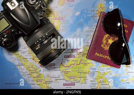 Reisekonzept - Kamera, Reisepass und Karte Stockfoto