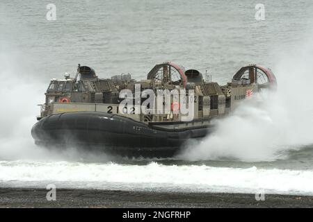 Präfektur Shizuoka, Japan - 07. Juli 2018: Japan Maritime Self-Defense Force LCAC-1 Luftkissenfahrzeug führt eine amphibische Landungsübung durch. Stockfoto