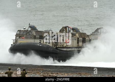 Präfektur Shizuoka, Japan - 07. Juli 2018: Japan Maritime Self-Defense Force LCAC-1 Luftkissenfahrzeug führt eine amphibische Landungsübung durch. Stockfoto