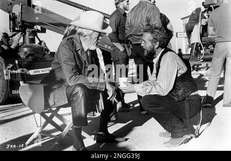 JOHN HUSTON UND PAUL NEWMAN IM LEBEN UND IN DER ZEIT DES RICHTERS ROY BEAN (1972), REGIE JOHN HUSTON. Kredit: NATIONALE ALLGEMEINE BILDER/Album Stockfoto