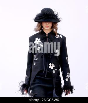 London, Großbritannien. 17. Februar 2023. Ein Modell präsentiert eine Kreation von für Gedichte auf der Fashion Scout China Catwalk Show während der London Fashion Week in London, Großbritannien, am 17. Februar 2023. Kredit: Li Ying/Xinhua/Alamy Live News Stockfoto