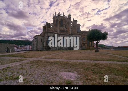 Schloss Santa Ana in Castro Urdiales. Kopfsteinpflaster, bewegliche und entweichende Wolken, Baum, Sonnenuntergang, sonnige Gebäude Stockfoto