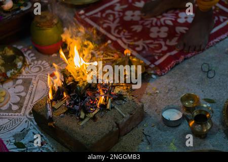 Hindupooja-Ritual Yagya oder Yajna, das ist Feuerzeremonie während der Ehe, Puja und andere religiöse Anlässe gemäß vedic-Traditionen von SAC Stockfoto