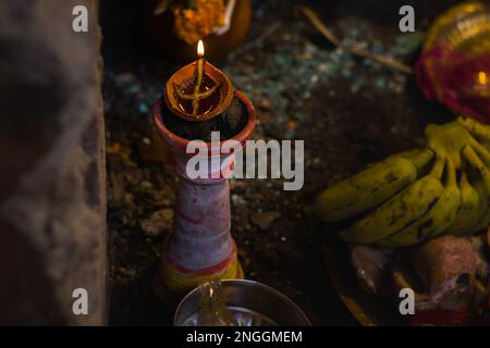 Tonlampe auf Pilsuj steht brennend mit gelber Flamme beleuchtet für hinduistische Pooja Rituale wie durga Puja, saraswati, diwali holi etc. Stockfoto