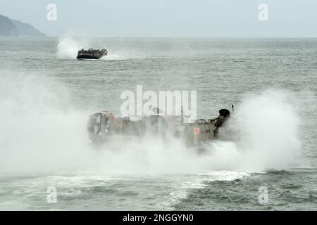 Präfektur Shizuoka, Japan - 07. Juli 2018: Japan Maritime Self-Defense Force LCAC-1 Luftkissenfahrzeug führt eine amphibische Landungsübung durch. Stockfoto