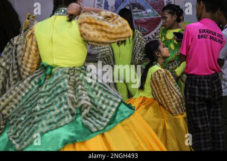 Manila, Philippinen. 18. Februar 2023. Eine Darstellerin lässt sich Stunden vor dem Sikhayan Festival 2023 schminken. Einheimische aus ihrer Stadt feiern jedes Jahr das Sikhayan Festival, um die harte Arbeit ihres Volkes zu ehren. (Foto: Earvin Perias/SOPA Images/Sipa USA) Guthaben: SIPA USA/Alamy Live News Stockfoto