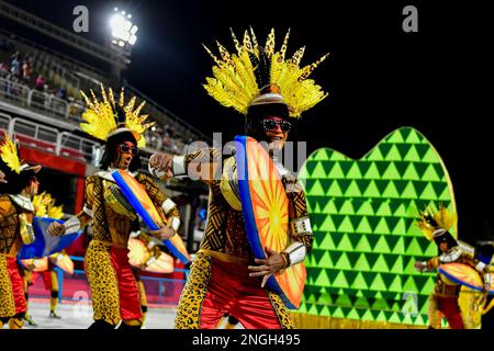 Rio De Janeiro, Brasilien. 18. Februar 2023. RJ - Rio de Janeiro - 02/17/2023 - KARNEVAL RIO 2023, GOLD SERIES SAMBA SCHOOL PARADE - Mitglieder der Sao Clemente Samba School während einer Präsentation bei der Gold Series Parade in Rio de Janeiro im Marques de Sapucai Sambadrome diesen Freitag (17)./Sipa USA Credit: SIPA USA/Alamy Live News Stockfoto