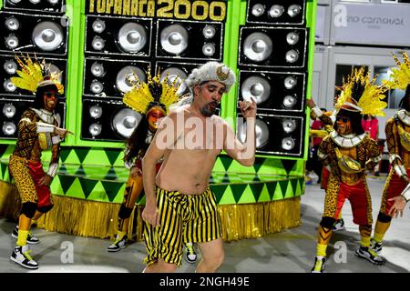 Rio De Janeiro, Brasilien. 18. Februar 2023. RJ - Rio de Janeiro - 02/17/2023 - KARNEVAL RIO 2023, GOLD SERIES SAMBA SCHOOL PARADE - Mitglieder der Sao Clemente Samba School während einer Präsentation bei der Gold Series Parade in Rio de Janeiro im Marques de Sapucai Sambadrome diesen Freitag (17)./Sipa USA Credit: SIPA USA/Alamy Live News Stockfoto