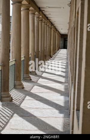 Die prächtig restaurierte Piece Hall in Halifax West Yorkshire ist ein denkmalgeschütztes georgianisches Gebäude der Kategorie 1, das Sie sich nicht entgehen lassen sollten. Stockfoto