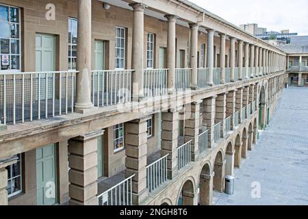 Die prächtig restaurierte Piece Hall in Halifax West Yorkshire ist ein denkmalgeschütztes georgianisches Gebäude der Kategorie 1, das Sie sich nicht entgehen lassen sollten. Stockfoto