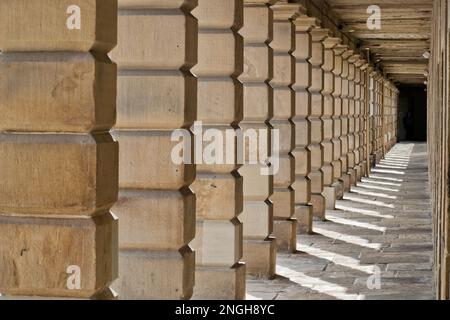 Die prächtig restaurierte Piece Hall in Halifax West Yorkshire ist ein denkmalgeschütztes georgianisches Gebäude der Kategorie 1, das Sie sich nicht entgehen lassen sollten. Stockfoto