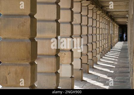 Die prächtig restaurierte Piece Hall in Halifax West Yorkshire ist ein denkmalgeschütztes georgianisches Gebäude der Kategorie 1, das Sie sich nicht entgehen lassen sollten. Stockfoto