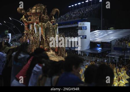 Sao Paulo, Brasilien. 18. Februar 2023. SP - Sao Paulo - 02/17/2023 - KARNEVAL SAO PAULO 2023, BESONDERE GRUPPENPARADE - Tom Maior Samba Schule während der Präsentation auf der Parade der Sondergruppe des Karnevals von Sao Paulo im Anhembi Sambadrome. Foto: Ettore Chiereguini/AGIF/Sipa USA Guthaben: SIPA USA/Alamy Live News Stockfoto