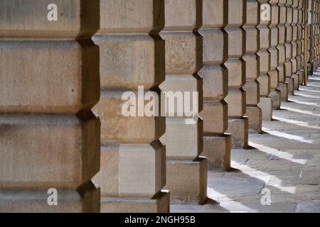 Die prächtig restaurierte Piece Hall in Halifax West Yorkshire ist ein denkmalgeschütztes georgianisches Gebäude der Kategorie 1, das Sie sich nicht entgehen lassen sollten. Stockfoto