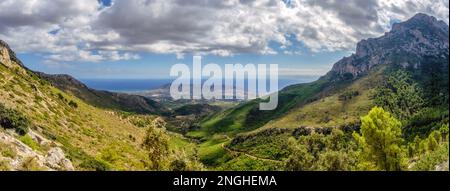 Berge und ein schöner Himmel seit Ponoig Berg und Benidorm Stadt im Hintergrund. mediterrane Küstenlandschaft in der Valencianischen Gemeinschaft, Stockfoto