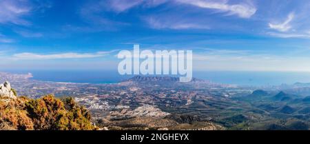 Berge und ein schöner Himmel seit Ponoig Berg und Benidorm Stadt im Hintergrund. mediterrane Küstenlandschaft in der Valencianischen Gemeinschaft, Stockfoto