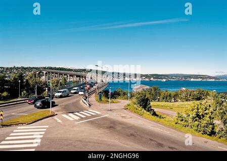 Tromso, Norwegen - 30. Juni 2012: Tromso-Brücke, Kragarmbrücke überquert die Straße von Tromsoysundet an sonnigen Sommertagen. Tromso - Skandinavien, Europa Stockfoto