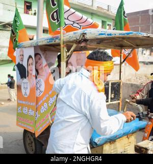 Delhi, Indien, Dezember 02 2022 – Bharatiya Janata Party (BJP)-Unterstützer während der Mega Road Show zur Unterstützung des BJP-Kandidaten Pankaj Luthara, Nomina einzureichen Stockfoto