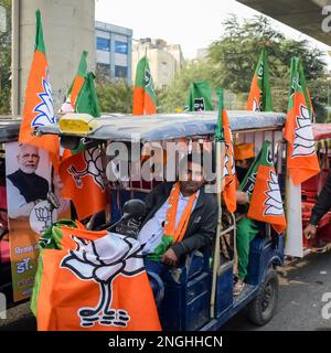 Delhi, Indien, Dezember 02 2022 – Bharatiya Janata Party (BJP)-Unterstützer während der Mega Road Show zur Unterstützung des BJP-Kandidaten Pankaj Luthara, Nomina einzureichen Stockfoto