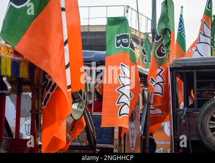 Delhi, Indien, Dezember 02 2022 – Bharatiya Janata Party (BJP)-Unterstützer während der Mega Road Show zur Unterstützung des BJP-Kandidaten Pankaj Luthara, Nomina einzureichen Stockfoto