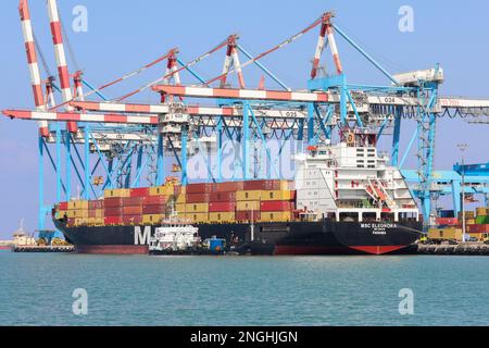 Haifa, Israel - 11. Oktober 2021: MSC Mega Containerschiff legte im Schiffshafen Haifa an. Stockfoto