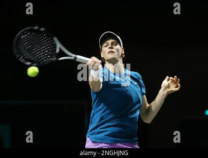 Rotterdam, Niederlande. 17. Februar 2023. Jannik Sünder von Italien gegen Stanislas Wawrinka aus der Schweiz während des ABN Amro Open 2023, ATP 500 Tennis Turnier am 17. Februar 2023 in Rotterdam, Niederlande - Foto: Laurent Lairys / DPPI/LiveMedia Credit: Independent Photo Agency/Alamy Live News Stockfoto