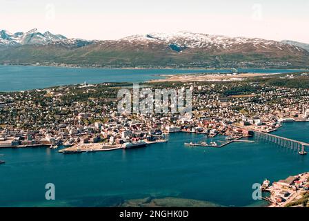 Ein Sommerblick vom Gipfel des Berges der Tromso-Brücke - zwischen Tromsdalen und Tromsoya. Tromso - Skandinavien, Europa, Norwegen, 30. vom Juni 2012 Stockfoto