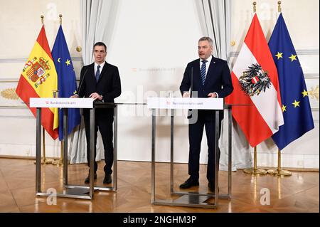 Wien, Österreich. 16. Februar 2023.Presseerklärung des spanischen Premierministers Pedro Sánchez (L) und des österreichischen Bundeskanzlers Karl Nehammer (R) Stockfoto