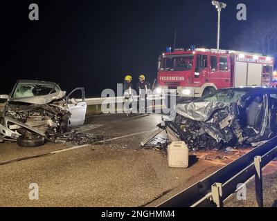 Reichertsheim, Deutschland. 17. Februar 2023. Zwei zerstörte Autos sind auf der Straße. Zwei Frauen wurden bei einem Frontalzusammenstoß zwischen zwei Autos in Oberbayern schwer verletzt. Eine 28-jährige Frau kam am Freitag aus einem noch ungeklärten Grund auf der entgegenkommenden Spur, sagte die Polizei. Sie fuhr auf der B12 in der Nähe von Reichertsheim (Bezirk Mühldorf am Inn) in ein entgegenkommendes Auto und wurde schwer verletzt. Kredit: Georg Barth/dpa/Alamy Live News Stockfoto