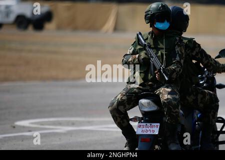 Kathmandu, Nepal. 18. Februar 2023. Die nepalesische Armee fährt mit dem Motorrad, während sie an einer Übung am Armeetag teilnimmt, die jährlich am Tag des Maha Shivarintosh Festivals im Armeepavillon in Kathmandu, Nepal, am Samstag, den 18. Februar 2023 gefeiert wird. (Kreditbild: © Skanda Gautam/ZUMA Press Wire) NUR REDAKTIONELLE VERWENDUNG! Nicht für den kommerziellen GEBRAUCH! Kredit: ZUMA Press, Inc./Alamy Live News Stockfoto