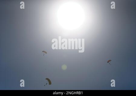 Kathmandu, Nepal. 18. Februar 2023. Nepalesische Fallschirmjäger führen während des Armeetages einen freien Fall durch, der jährlich am Tag des Maha Shivarintosh Festivals im Armeepavillon in Kathmandu, Nepal, am Samstag, den 18. Februar 2023 gefeiert wird. (Kreditbild: © Skanda Gautam/ZUMA Press Wire) NUR REDAKTIONELLE VERWENDUNG! Nicht für den kommerziellen GEBRAUCH! Kredit: ZUMA Press, Inc./Alamy Live News Stockfoto