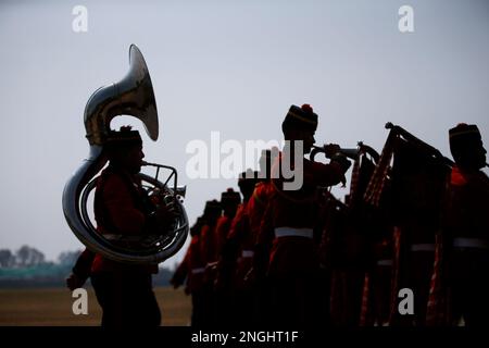 Kathmandu, Nepal. 18. Februar 2023. Die nepalesische Armeeband spielt Instrumente während des Armeetages, der jährlich am Tag des Maha Shivarintosh Festivals im Armeepavillon in Kathmandu, Nepal, am Samstag, den 18. Februar 2023 gefeiert wird. (Kreditbild: © Skanda Gautam/ZUMA Press Wire) NUR REDAKTIONELLE VERWENDUNG! Nicht für den kommerziellen GEBRAUCH! Kredit: ZUMA Press, Inc./Alamy Live News Stockfoto