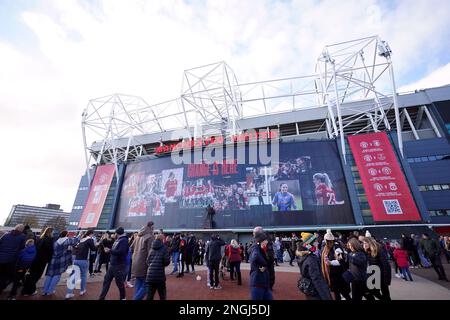 Dateifoto vom 03-12-2022, allgemeine Ansicht außerhalb von Old Trafford, Heimat von Manchester United. Mehreren Berichten zufolge wird das Unternehmen Ineos von Ratcliffe mit Al Thani, dem Vorsitzenden der QIB-Bank in Katar, im Wettbewerb stehen, um den Club Old Trafford von der Familie Glazer zu erwerben. Ratcliffe ist einer der reichsten Menschen im Vereinigten Königreich mit einem geschätzten Nettowert von 12,5billion Mio. GBP nach dem Erfolg des globalen Chemieunternehmens Ineos. Foto: Samstag, 3. Dezember 2022. Ausgabedatum: Samstag, 18. Februar 2023. Stockfoto