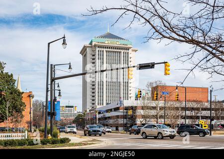 Montgomery, Alabama, USA – 7. Februar 2023: Stadtbild des Stadtzentrums von Montgomery mit dem RSA Tower im Hintergrund. Die RSA wurde 1996 von gebaut Stockfoto