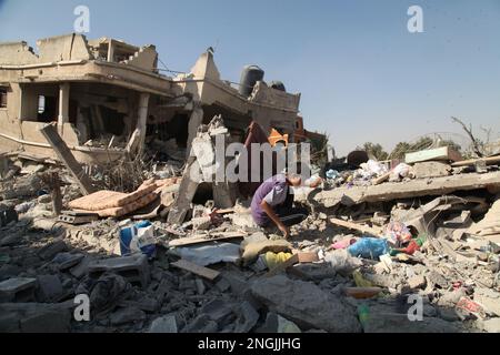 Gaza, Palästina. Zwei Kinder sitzen auf den Überresten ihres zerstörten Hauses durch israelische Truppen Stockfoto