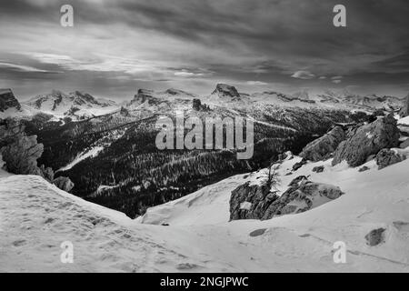 Cinque Torri in der Nuvolao Group Mountain Range – Schwarzweiß-Winterlandschaft Stockfoto