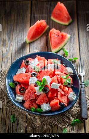 Köstlicher und gesunder Wassermelonensalat aus frischen und gesunden Zutaten. Sommersalat mit Wassermelone und Nüssen und Beeren. Stockfoto