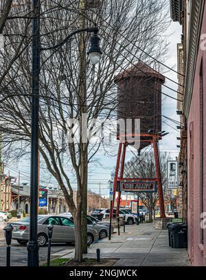 Montgomery, Alabama, USA – 7. Februar 2023: Der Alley Tower befindet sich im Unterhaltungsviertel der Innenstadt, im Hintergrund befindet sich das Riverfront Stadium. Stockfoto