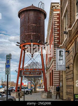 Montgomery, Alabama, USA – 7. Februar 2023: Der Wasserturm befindet sich an einem der Eingänge zum Alley Entertainment District im Zentrum von Montgomery Ne Stockfoto