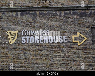 Dublin, Irland - 09 25 2015: Backsteinwand des Lagerhauses in der Guinness-Bierbrauerei in Dublin Stockfoto