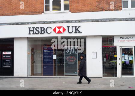 Slough, Berkshire, Großbritannien. 17. Februar 2023. Eine Filiale der HSBC UK in der Slough High Street. Nach dem jüngsten Zinsanstieg der Bank of England auf 4% geht man davon aus, dass die Inflation ihren Höchststand erreicht haben könnte. Kredit: Maureen McLean/Alamy Stockfoto