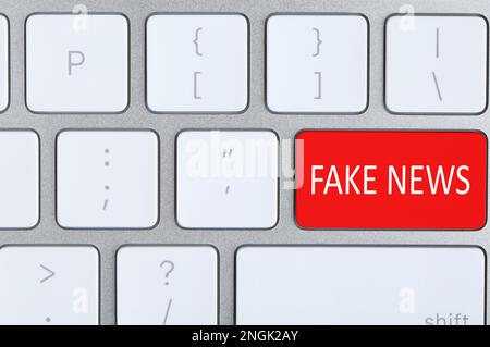 Moderne Computertastatur mit Text FAKE NEWS On-Taste, Draufsicht Stockfoto
