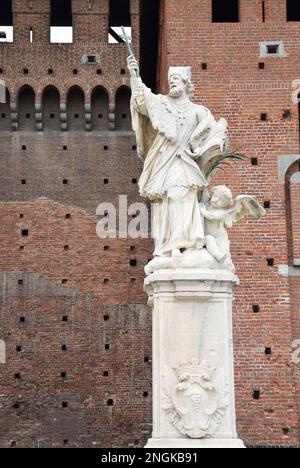 Denkmal für St. Johannes von Nepomuk in der Nähe der Mauern der Burg Sforza, Mailand, Italien Stockfoto