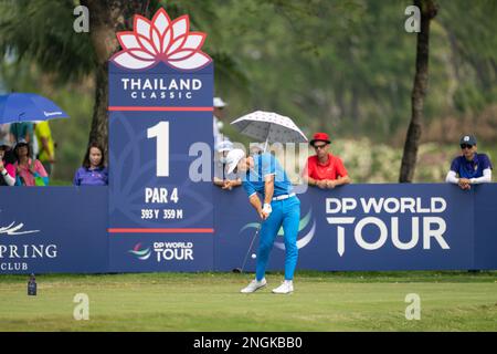 Chonburi, THAILAND. 18. Februar 2023. Thorbjorn Olesen aus DÄNEMARK schlägt bei Loch 1 während der 3. Runde des DP World Thailand Classic im Amata Spring Country Club in Chonburi, THAILAND, ab. Olesen würde mit einer acht-unter-64 abschließen und nach drei Runden bei 18-unter anführen. Kredit: Jason Butler/Alamy Live News. Stockfoto