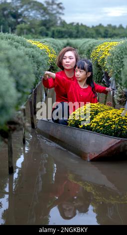 Die Bauern bereiten sich auf die Blumenernte für das neue Mondjahr 2023 in Sa DEC City, Provinz Dong Thap, Vietnam, vor Stockfoto